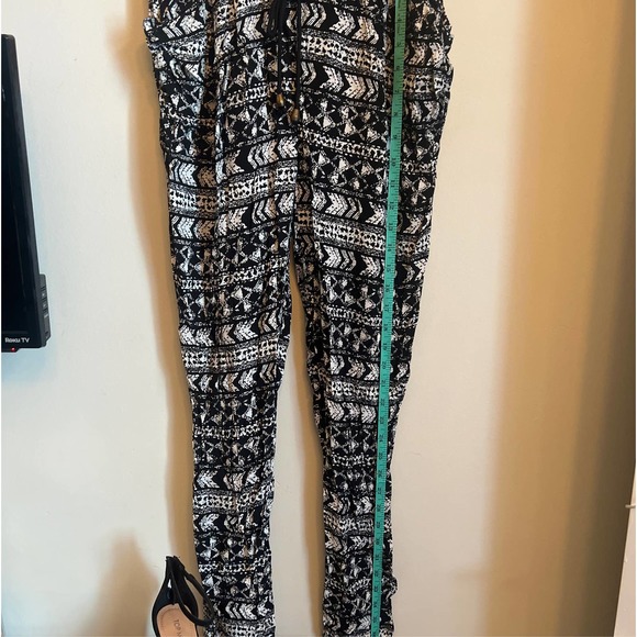 fan Womens Blk and white pants. Elastic ankle and waist band with draw string - Picture 3 of 4